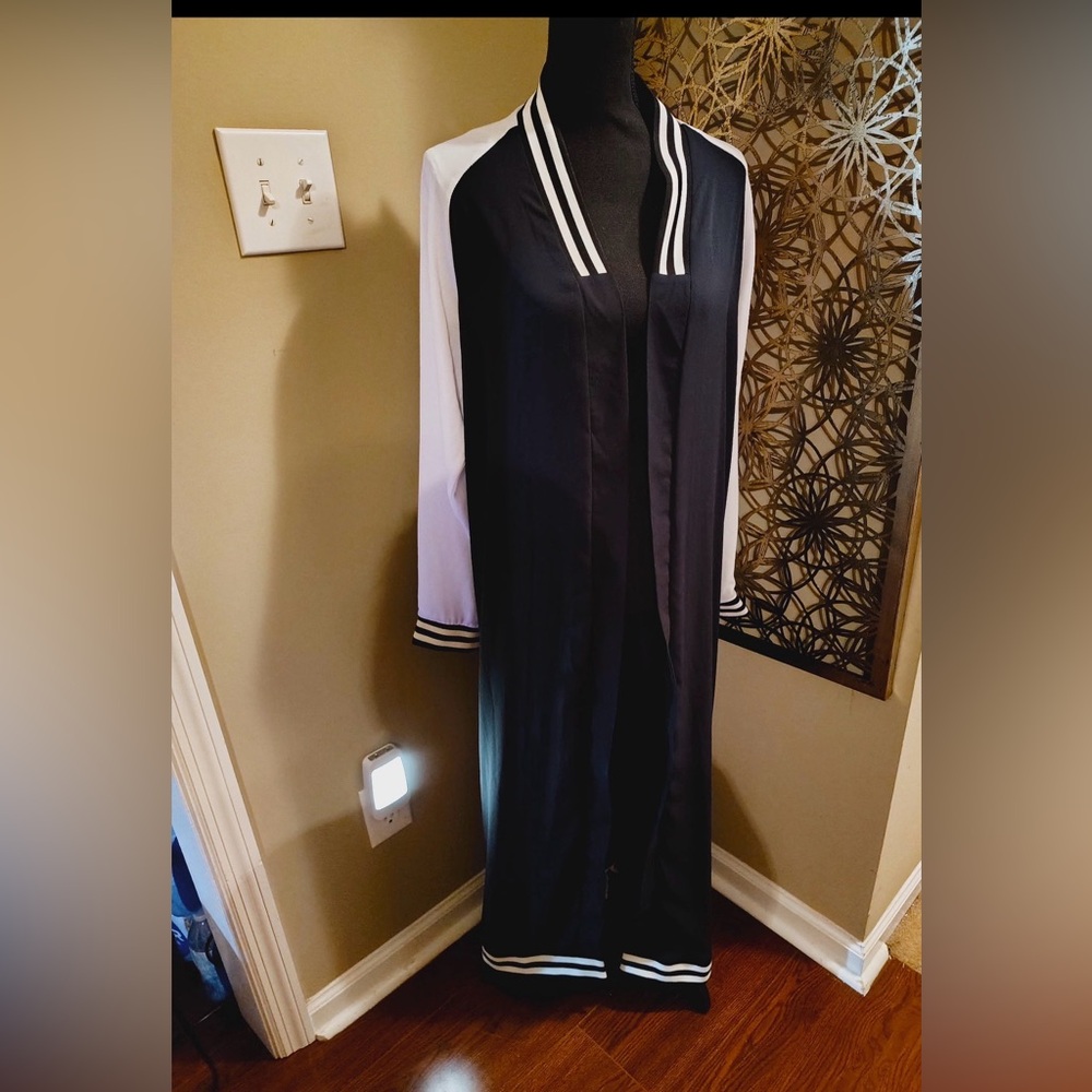 Stylish Black and White Women’s Duster.
New with tag.